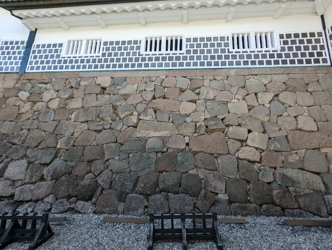 石川門(一の門から入って左側の石垣)